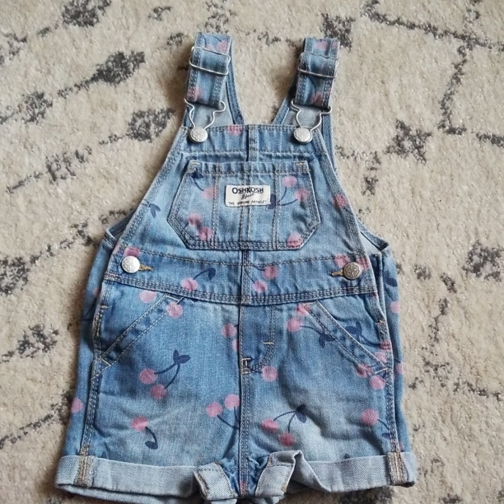 🍒😍 Like new Oshkosh bgosh overall shorts😍🍒🍒